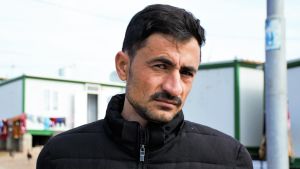 Shahab Shukur säger att Irak är långt ifrån säkert för yazidierna. Yazidiska man i flyktingläger i norra Irak