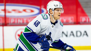Olli Juolevi ingick i Jukka Jalonens JVM-guldlag 2016. Fem år senare spelade han sin första grundseriematch i NHL. Olli Juolevi i Vancouvers tröja.