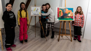 Wilma Lönnqvist, Ada Lindberg, Mathias Westerlund, Jessica Westerlund och Julia Järvinen deltar alla i utställningen. Skolelever på konstutställning.