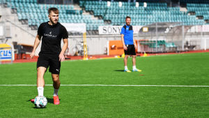 Ademi trivs med mycket boll. Albion Ademi förbereder ett inlägg på IFK Mariehamns träning.