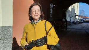 Brita Brännbacka-Brunell författade motionen om att resa en staty till minne av tobaksarbetarna på Strengbergs. Brita Brännbacka-Brunell i valvet vid Strengbergs tobaksfabrik.