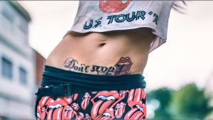 Rollarifanin vaatetusta ja tatuointia: kuva The Rolling Stones -dokumentista Olé Olé Olé.