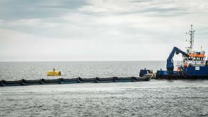 Barriären testades i havet utanför Scheveningen i Nederländerna i juni i år. Uppsamling av plast i havet.