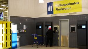 Välgörenhetslådorna gömmer sig längs den vänstra väggen intill pantmaskinerna i S-market Näse. S-market i Näse, Borgå.