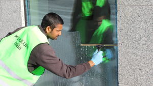 Rauf Deen Mohamed Shan Faris tvättar fönster på Industrigatan. Nytt kontorshus för Op i Vallgård