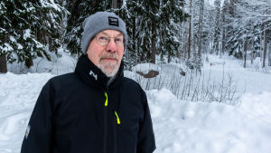 Guy Björk ser gärna att det byggs en ny grillkåta i Haiko. Guy Björk i motionskläder.