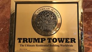Skyskrapan är byggd år 1929. Donald Trump köpte huset år 1979. Skylten i Trump Tower är guldfärgad.