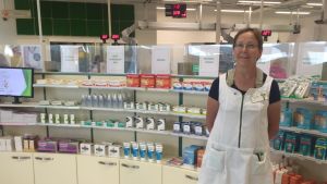 Apotekaren Eeva Teräsalmi säger att trots att webbhandeln ökat, handlar en övervägande del av hennes kunder fortfarande i det fysiska apoteket i Nurmijärvi. Hon har i medeltal 400 kunder per dag inne på sitt apotek. Apotekaren Eeva Teräsalmi inne på sitt apotek i Nurmijärvi.