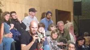Regissören Nicolas Stemann svarar på frågor under Theatertreffen. Regissören Nicolas Stemann diskuterar sin föreställning