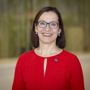 Enligt Advokatförbundets viceordförande Hanna Räihä-Mäntyharju utsätts advokater mer sällan för koordinerade hatkampanjer, men de kan råka ut för hotfulla situationer i jobbet. Advokatförbundets viceordförande Hanna Räihä-Mäntyharju, en dam med brunt axellångt hår, glasögon och röd skjorta.