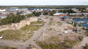 Drottningberg i Hangö i september 2020. Här ska också, förutom Regatta Resorts, företaget Chyde Invest bygga bostäder. En flygbild över Drottningberg i Hangö.