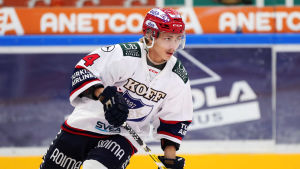 Iikka Kangasniemi har gjort 14 + 10 = 24 poäng på 19 matcher. Iikka Kangasniemi har gjort 14 + 10 = 24 poäng på 19 matcher.