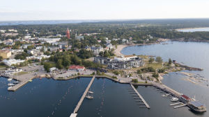 Flygbild Fabriksudden 2020 Flygbild över Hangö där man ser Fabriksudden, Östra hamnen och kustlinjen österut.