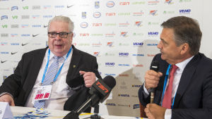 Kalervo Kummola och René Fasel. Kalervo Kummola och René Fasel under en presskonferens.