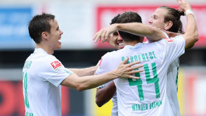 Niklas Moisander (till vänster) firar Werder Bremens tredje mål. Niklas Moisander (till vänster) firar Werder Bremens tredje mål.