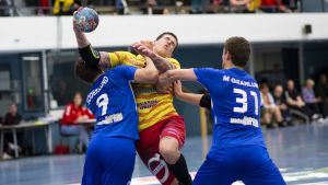 Nico Rönnberg i farten mot Dicken. Dickens Filip Söderlund och Max Granlund försöker stoppa Nico Rönnberg i handbollsfinal nummer ett våren 2019.