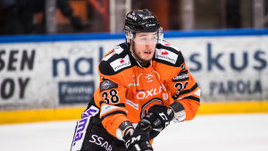 Miro Karjalainen spelar nu FM-ligahockey i HPK. Miro Karjalainen spelar FM-ligahockey i HPK.