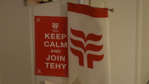 Eva-Maria Sundström har god insyn i förhandlingarna eftersom hon sitter med i Tehys fullmäktige och som suppleant i styrelsen. Tehys logo och kort med texten Keep calm and join Tehy.