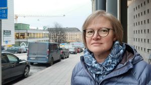 Många känner sig nu mycket ensamma, säger Carita Eklund. Diakonissa Carita Eklund står på gatan utanför Åbo svenska församling.