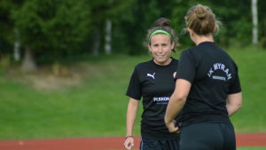 Swackhamer i samtal med Annika Grundvall. Chelsy Swackhamer spelar fotboll för IK Myran.