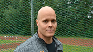 Söderberg siktar på att göra säsongens bästa kast i VM. David Söderberg tittar in i kameran vid en sportplan.
