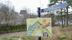 Den här skylten vid parkeringsplatsen visar vad man får och inte får göra på Borgbacken. förbudsskylt