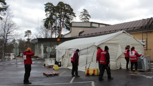 På lördagen (21.3) byggdes beredskapstältet utanför Raseborgs sjukhus. Ett tält byggs utanför ett sjukhus
