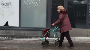 Att försöka minska spridningen av coronaviruset är ett gemensamt projekt. När vi gör rätt så kommer det att bli mycket bättre resultat än om alla kör sitt eget race, anser Lindberg. Äldre dam går utomhus med rollator.