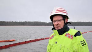Brandmästare Stig Saarinen säger att oljebekämparna har stött på en del motgångar. Stig Saarinen på kajkanten vid Fortums hamn där oljan läckte ut.