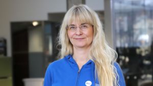 Janina Andersson säger att bland annat Mannerheims Barnskyddsförbund för en liten slant har möjlighet att sköta barn om man behöver. En kvinna med långt ljust hår, glasögon och en klarblå blus.