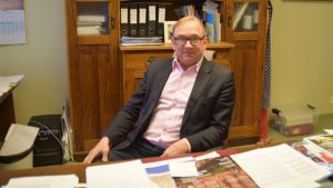 Stadsdirektör Denis Strandell hoppas att Hangö kunde bli den ort som utbildar arbetskraft för alla hamnar i Finland. Man i arbetsrum.