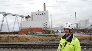 Alholmens kraft marknadsför sig som världens största biobränsledrivna kraftverk. Torv räknas däremot som ett fossilt bränsle, eftersom det förnyas så långsamt. Björn Åkerlund och Alholmens kraftverk i bakgrunden.