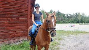 Alexandra Wasström brukar ofta rida längs vägarna, men helst i skogen i Snappertuna med hästen Chaplin, 19 år. Alexandra Wasström rider vid stallet vid Broby gård.