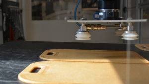 Skärbräden gjorda av bioplast. Bioplast tillverkas av sockerrör och gran. Skärbrädor på ett rullband i en fabrik.