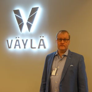 90 procent av trafiken är på vägar som har den högsta prioriteringsnivån i vinterunderhållet, säger Magnus Nygård, Trafikledsverket Foto på Magnus Nygård med Trafikledsverketes logo upplyst i bakgrunden.