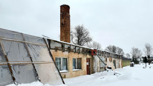 Här bygger familjen Gorelašvili ett kök som tillverkar äkta georgiska maträtter för distribution i Norden och Baltikum. En liten restaurang öppnar också så småningom i byggnaden. En fallfärdig byggnad i Estland där renoveringsarbetet har börjat.
