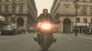 Ska man köra farligt fort genom Paris kan man göra det ännu farligare genom att köra utan hjälm. Ethan Hunt (Tom Cruise) kör motorcykel i full fart genom Paris.