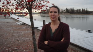 ÅAU Sports idrottsinstruktör Anki Stenkull-Aura har bara hört positiv respons från studerande. En kvinna står på en strandpromenad, bakom henne ett träd med röda bör och en frusen fjärd.
