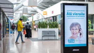 Reklam behöver inte bara vara i sociala medier utan traditionell reklam har sin tid och plats. THL:n korona-aiheisia tietoiskuja mainostaulussa kauppakeskus Columbuksessa.