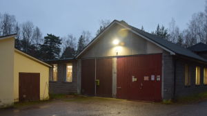 Det är lugnt och tyst på postsorteringen i Hangö. Den stängda postterminalen i Hangö i gryningsljus