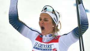 Stina Nilsson är numera skidskytt. Stina Nilsson firar en seger i ett sprintlopp.