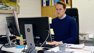 Aje Hollsten hoppas att närundervisningen får hållas igång länge Andreas Hollsten sitter vid sitt skrivbord och jobbar.