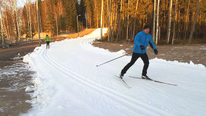 Att åka av och an på en bana på femhundra meter räcker inte om man vill klara sig i ungdoms-FM. Skidspåret vid Aurorahallen i Borgå