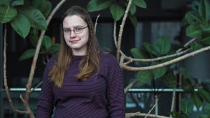 – Att studera på två språk är roligt men också jättesvårt. Det är viktigt att inte ge upp genast när det känns svårt, för det kommer att kännas svårt.ganska ofta. Men sen känns det fint att märka att man har lärt sig, säger biologistuderande Aino Peltola. Bild på biologistuderande Aino Peltola