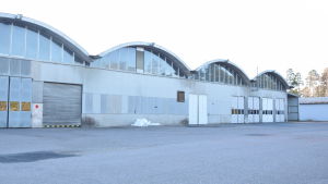 I den här byggnaden monteras lastbilarna ihop. Fabriksbyggnad på Sisu Auto i Karis.