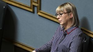 Social- och hälsovårdsminister Aino-Kaisa Pekonen (VF) i riksdagen 29.4.2020.