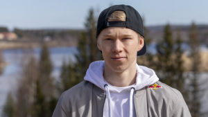 Kalle Rovanperä. Kalle Rovanperä kotitalonsa pihamaisemassa Puuppolassa.