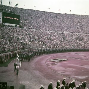 Suomen joukkue Helsingin olympialaisten avajaisissa (19.7.1952)