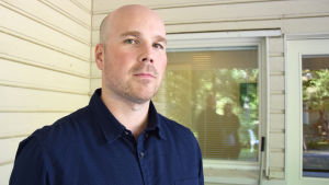 "Med hjälp av nödinkvartering får vi verksamheten att gå runt, men väldigt länge kan det inte fungera så här", säger Mikko Välisalo som är direktör för Esbo grupphem. Mikko Välisalo är direktör för Esbo grupphem