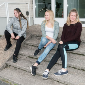 Ungdomsgänget söker sin plats i pjäsen. Precis som i livet. Ungdomsgänget söker sin plats i pjäsen Raseborgs ruiner.